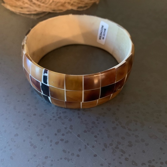 SHELL CUFF Bracelet, TAN and BROWN color. 2.75 inches inside and 1 inch wide. - Picture 1 of 8